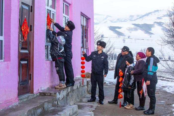 新疆伊犁：民警到牧区为牧民送福