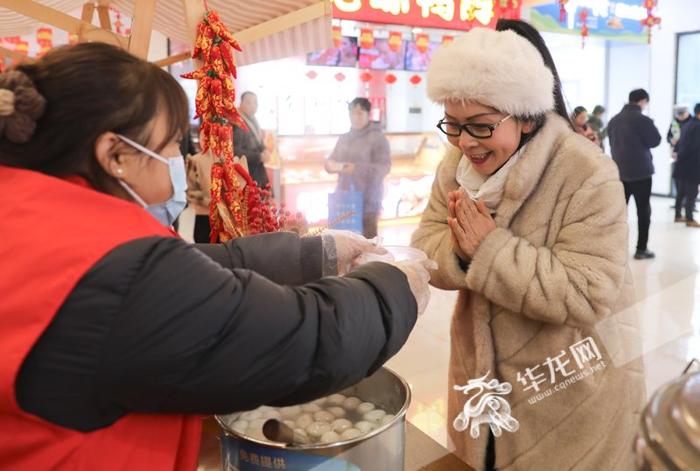 新春走基层 | 春节自驾重庆高速 服务区邀你写春联猜灯谜