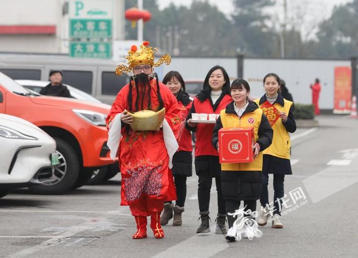 新春走基层 | 春节自驾重庆高速 服务区邀你写春联猜灯谜