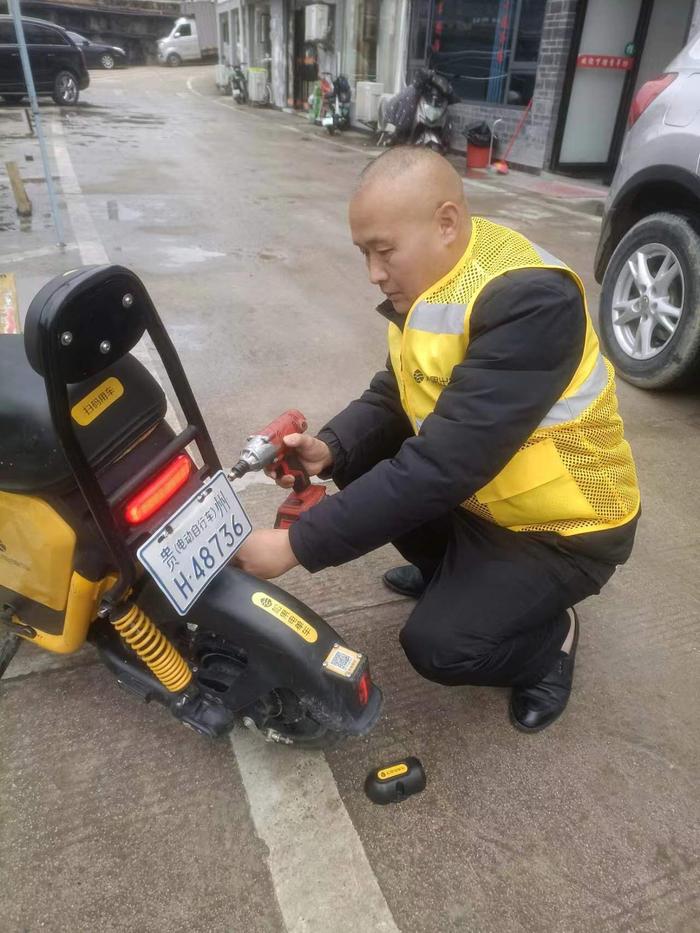 在贵州台江，松果出行运维人员正在对车辆进行检修。