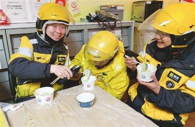 上海：暖冬“会”有爱系列报道·特别的年夜饭