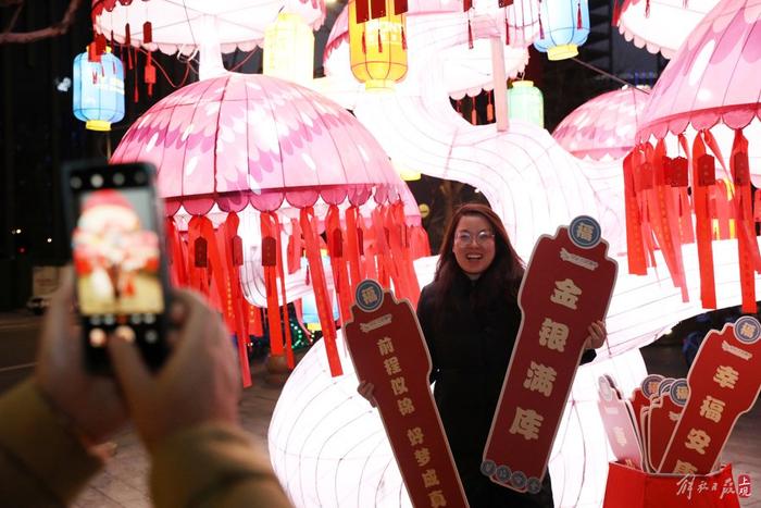 莘庄灯会亮灯，免门票、还有水幕秀喷泉表演