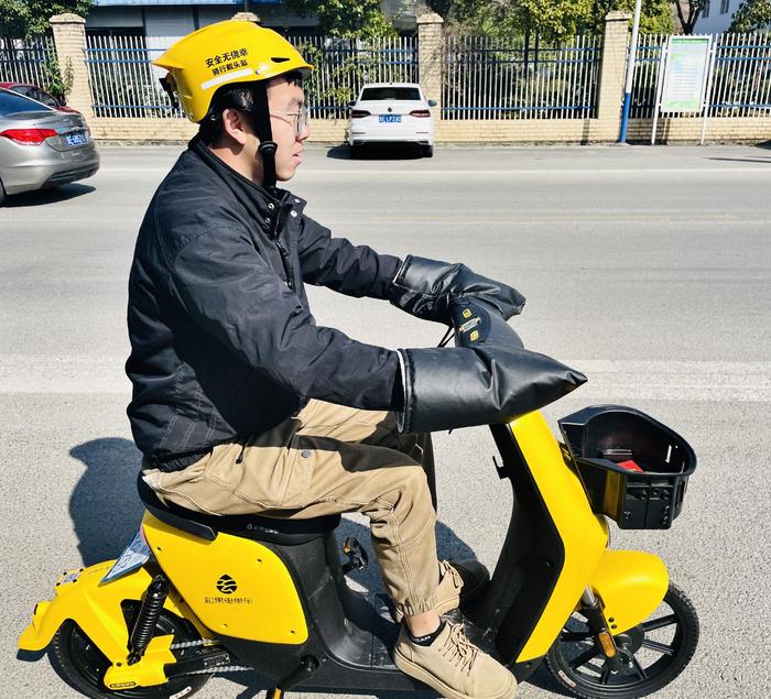 在贵州兴仁，新投放的松果电单车助力人们便捷出行。