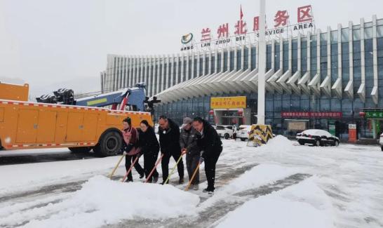 甘肃公交建高服集团：齐心协力战风雪 护航司乘保平安