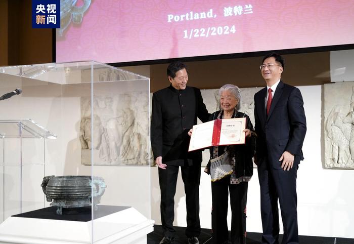 △我驻旧金山总领馆总领事张建敏代表国家文物局为雷蒙德·金及其母亲颁发捐赠证书(驻旧金山总领馆供图)