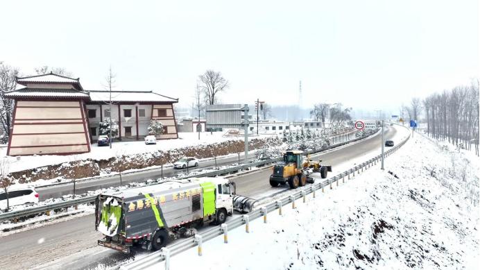 河南普通公路系统迎战雨雪冰 护航回家路