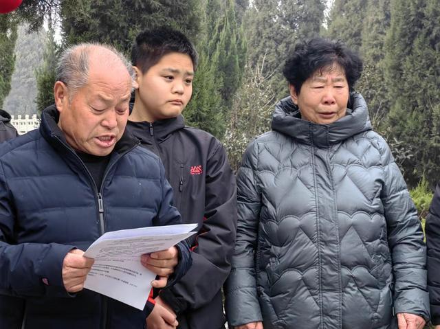 跨越76年的团圆：河南老人携子孙向父亲程见林烈士汇报家情