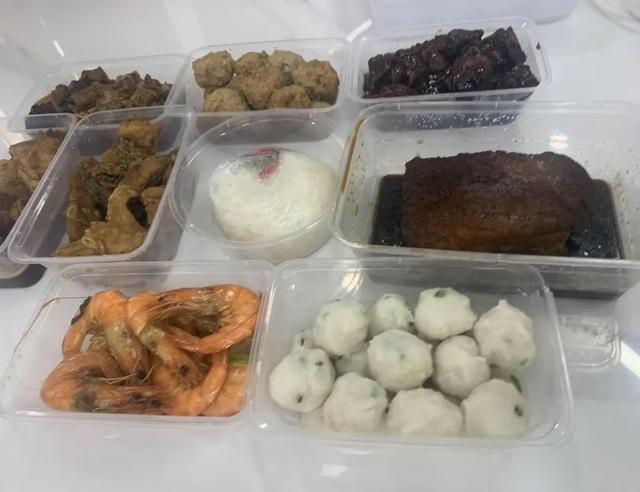 走油肉、熏鱼、蛋饺、八宝饭……这个社区食堂推出本帮特色年菜丨我的年味儿