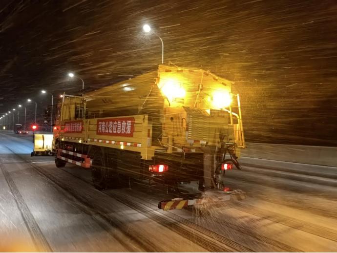 河南普通公路系统迎战雨雪冰 护航回家路