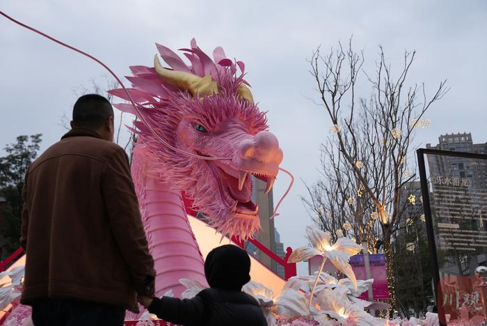 C视频丨铁像寺水街火出圈的“芭比龙” 设计师：别出心裁的粉色源于成都芙蓉花