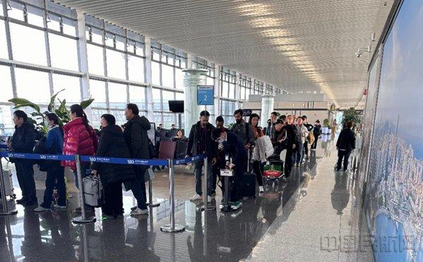 青岛机场开展“三超”行李进客舱专项治理行动