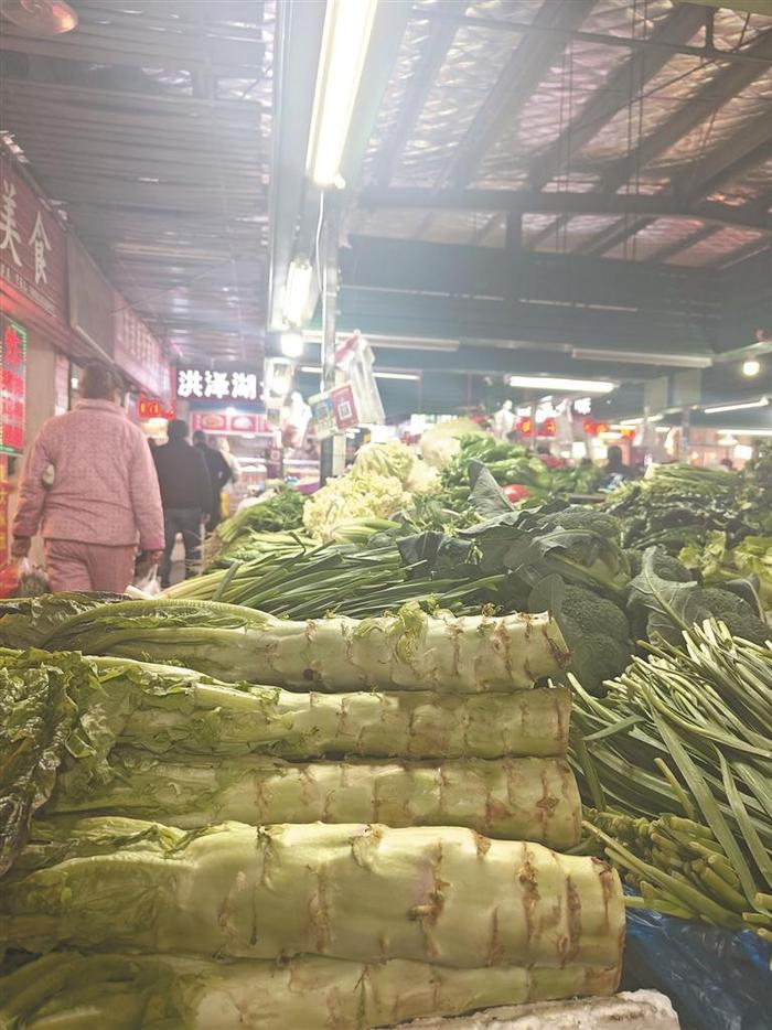 记者探访节前市场 水产果蔬肉类价格稳中有降、菜场熟食开启“排队模式”……