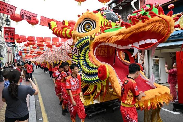 2月1日，由马来西亚和中国的100多名青少年组成的舞龙队在马来西亚马六甲市鸡场街上共舞一条近200米的“长龙”。