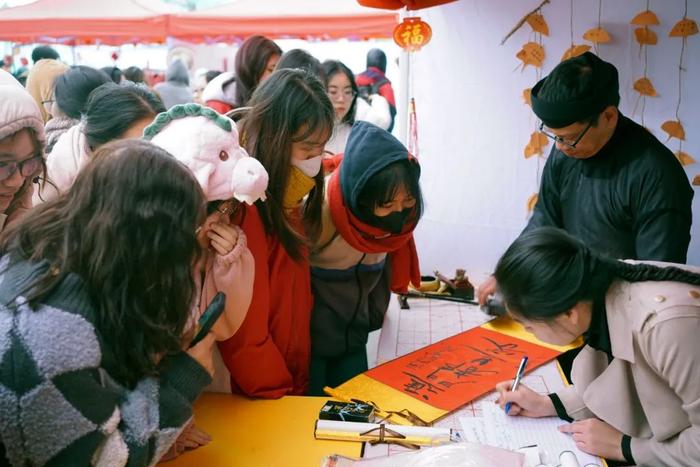 1月24日，“欢庆春节暨中越年俗文化交流体验”活动在越南河内的河内大学举办，约500名学生及社会各界人士参加。