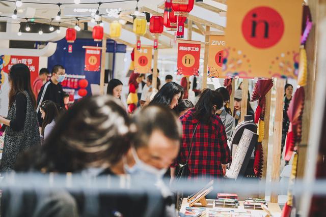 吉狮、鲤跃龙腾、巨型非遗鱼灯……春节逛商场，成都这些龙年艺术装置超出片！