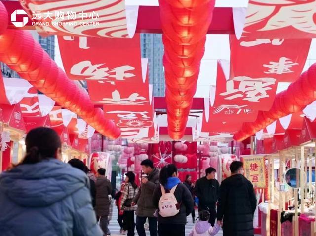 吉狮、鲤跃龙腾、巨型非遗鱼灯……春节逛商场，成都这些龙年艺术装置超出片！