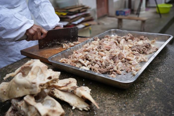 举锅铲的老大爷从土灶下“弹出”，做一道硬菜…上海乡村美食视频背后的故事