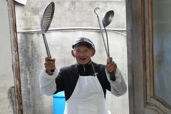 举锅铲的老大爷从土灶下“弹出”，做一道硬菜…上海乡村美食视频背后的故事