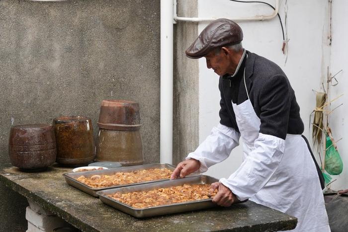 举锅铲的老大爷从土灶下“弹出”，做一道硬菜…上海乡村美食视频背后的故事