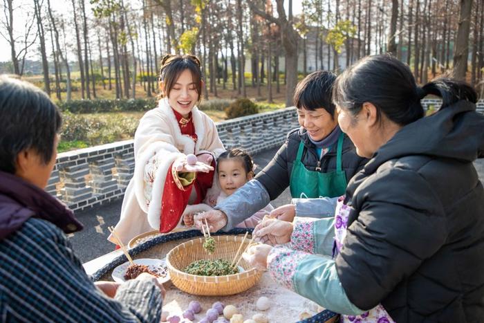 举锅铲的老大爷从土灶下“弹出”，做一道硬菜…上海乡村美食视频背后的故事