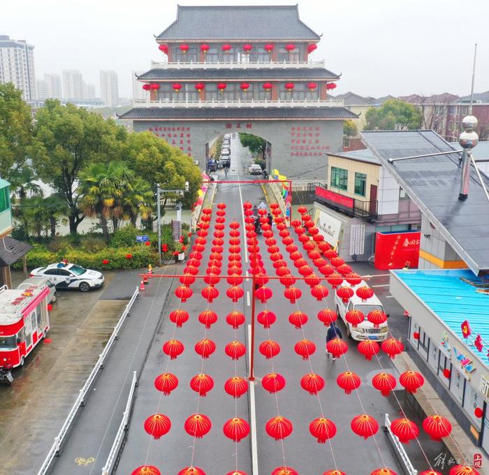 年味浓郁！红彤彤“灯笼阵”扮靓奉贤南桥杨王村