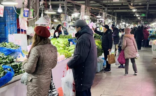 农贸市场年味十足，海鲜水产、绿叶蔬菜供应充足