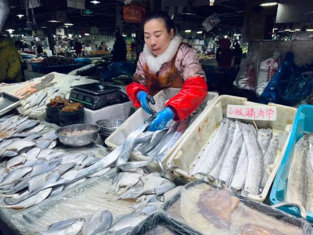 农贸市场年味十足，海鲜水产、绿叶蔬菜供应充足