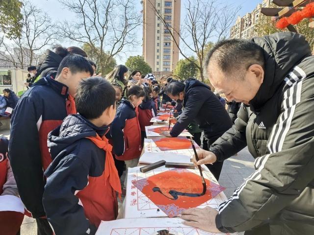 当翰墨丹青与龙年春节在农村美术馆相遇，会激起怎样的火花丨有一种过年叫奉贤