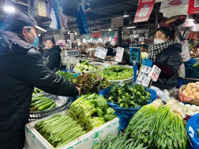 农贸市场年味十足，海鲜水产、绿叶蔬菜供应充足