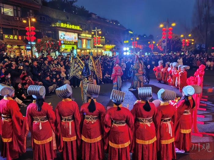 C视频｜武侯祠成都大庙会开庙 “C视觉·川观拍客”与关羽赵云版机甲互动 一起潮拍龙年灯