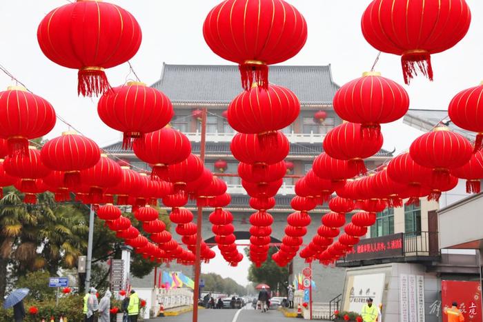 年味浓郁！红彤彤“灯笼阵”扮靓奉贤南桥杨王村