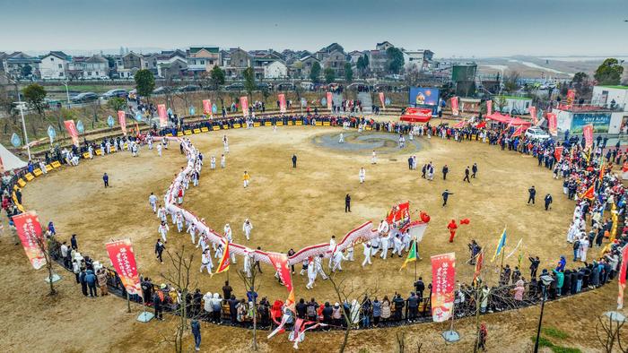 剪窗花、贴年画、赏花灯、舞大龙……记忆中的“年味儿”上新了