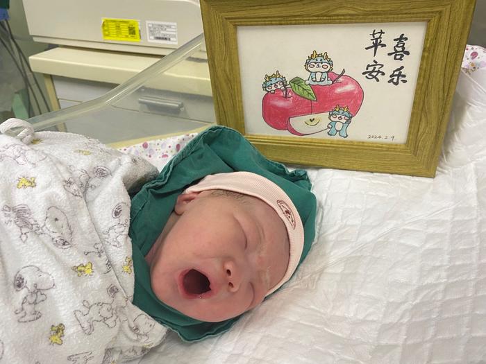 上海第一位龙宝宝降生，她还获赠了12年前一位龙宝宝的礼物