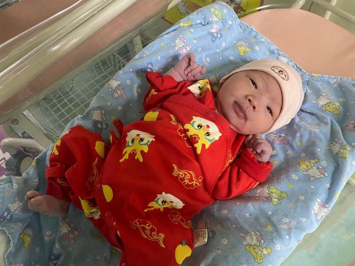 上海第一位龙宝宝降生，她还获赠了12年前一位龙宝宝的礼物