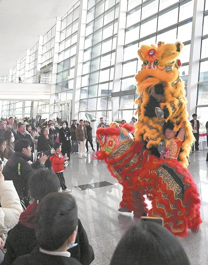 “一下飞机就在机场感受到浓浓年味”