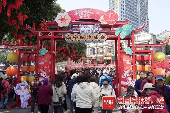 看祥龙瑞狮表演、逛庙会市集……三街两巷好热闹