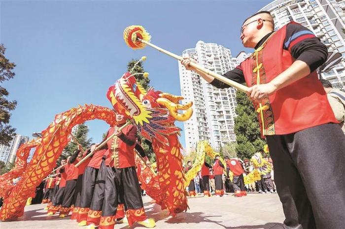 大年初一，毕节市开展舞龙舞狮等丰富多彩的新春民俗活动，群众热热闹闹过大年。