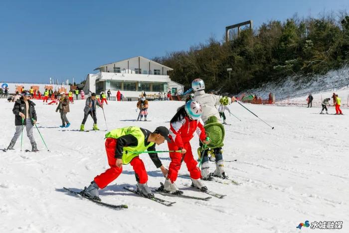 【新春走基层】玉舍雪山滑雪场“热力”十足