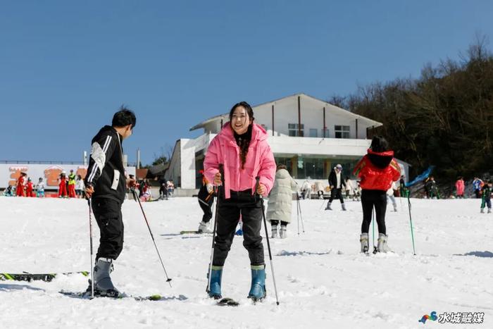 【新春走基层】玉舍雪山滑雪场“热力”十足