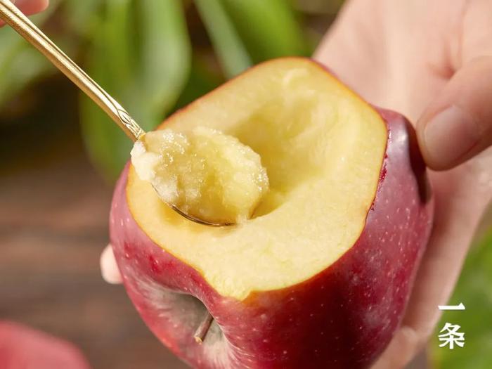 产自甘肃海拔1500米的花牛苹果，一果两吃，可脆可粉，香甜多汁！