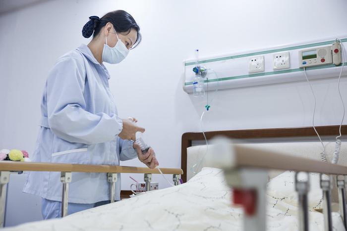 ▲护理员在为老人进行护理 图据视觉中国