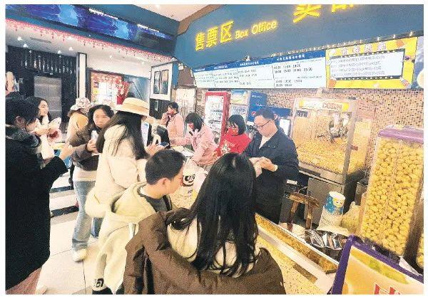 逛书店、看电影、拍合影……桂林市民喜过“文化年”