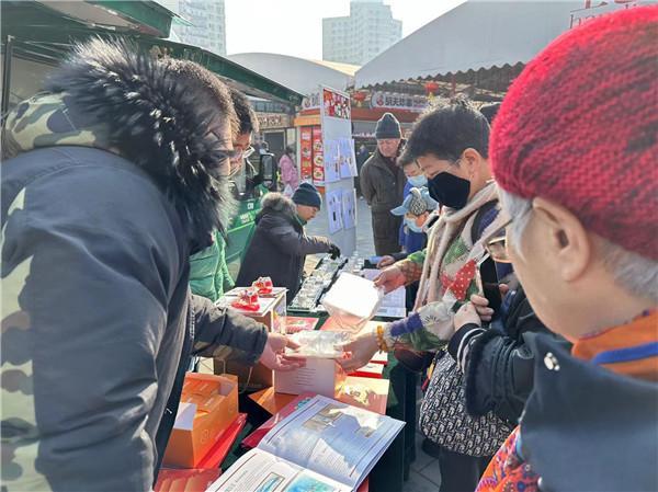 朝阳区分公司农光里邮局特色“流动邮车”入驻潘家园市场