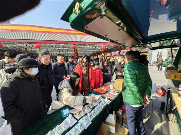 朝阳区分公司农光里邮局特色“流动邮车”入驻潘家园市场