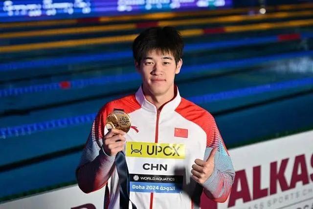中国男子游泳队接力夺金！19岁的他破世界纪录！
