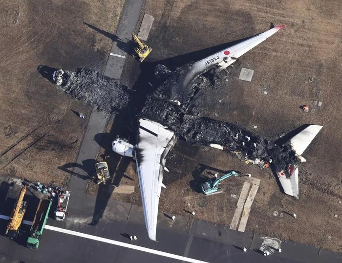 JAL516的飞机残骸图源视觉中国