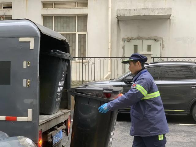 春节的大街小巷，有“城市美容师”在坚守