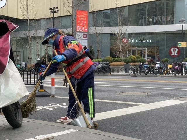 春节的大街小巷，有“城市美容师”在坚守