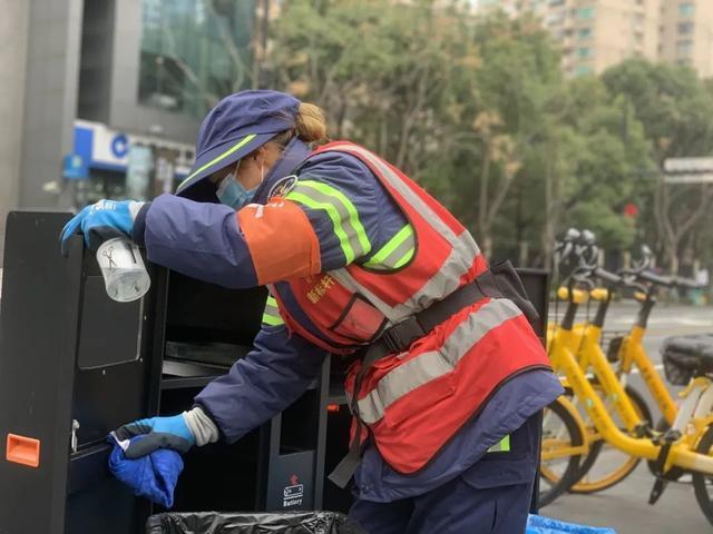 春节的大街小巷，有“城市美容师”在坚守