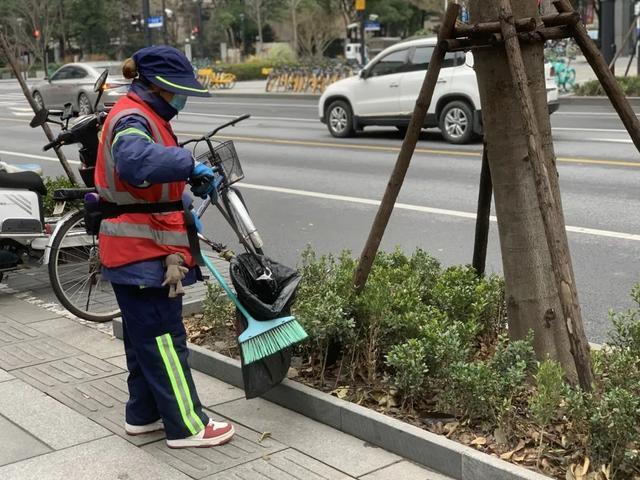 春节的大街小巷，有“城市美容师”在坚守